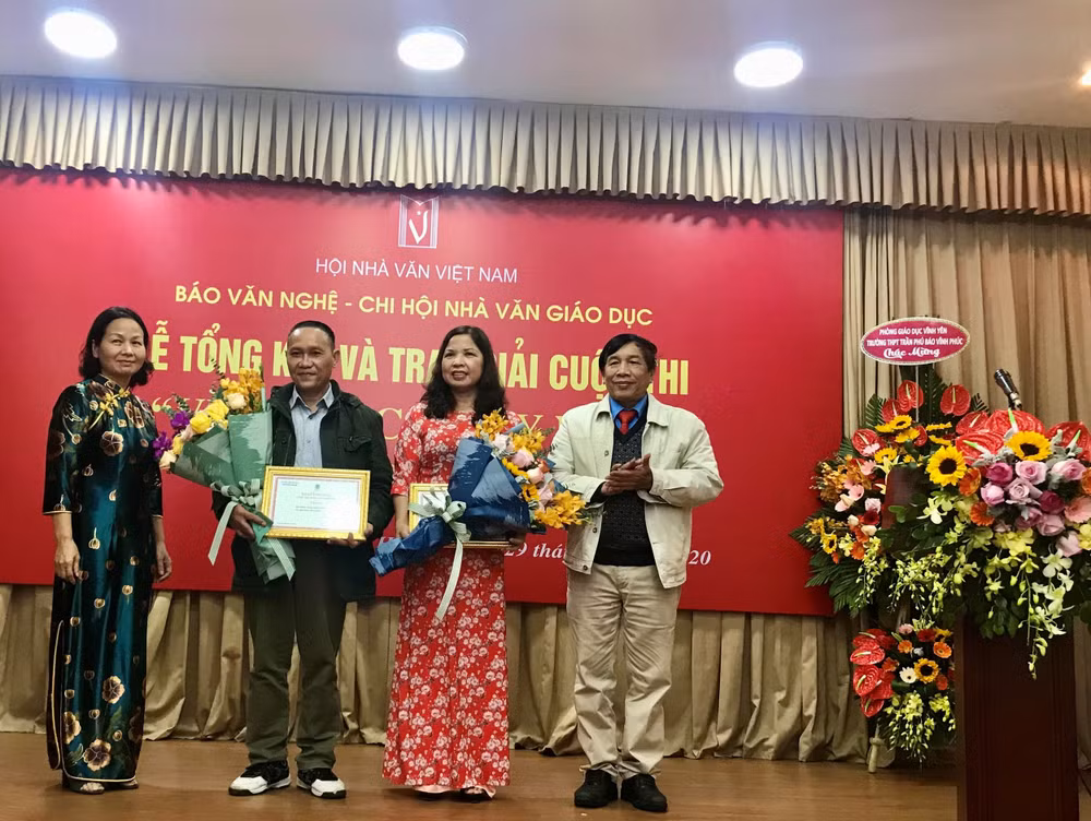 Nhà văn Khuất Quang Thụy, Tổng Biên tập Báo Văn nghệ và nhà văn Chu Thị Thơm trao Giải B cho các tác giả. Ảnh: HB