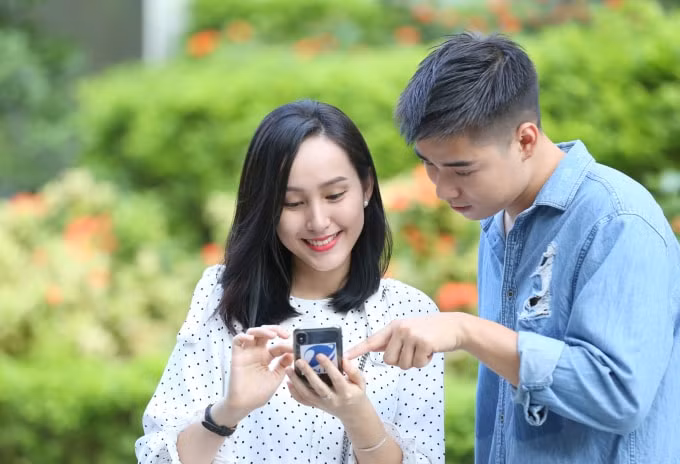 Khách hàng trải nghiệm kết nối wifi nơi công cộng.