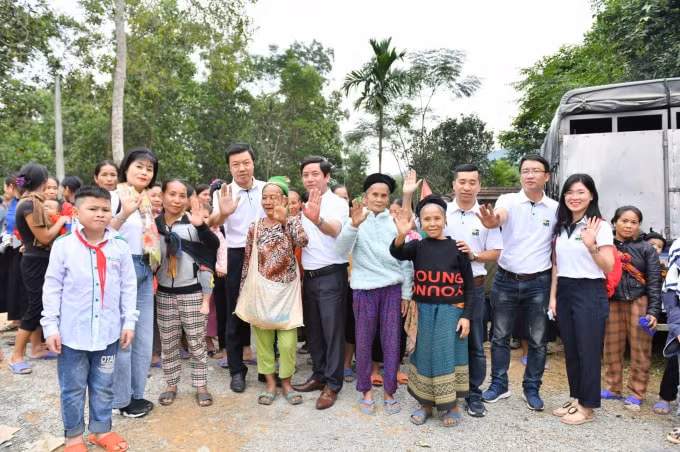 Công ty Hoàng Thành trao quà tại xã Thanh Sơn, huyện Thanh Chương, tỉnh Nghệ An.