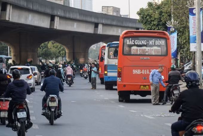 Sau nhiều đợt kiểm tra, xử lý của các cơ quan chức năng, tình trạng xe khách chạy “rùa bò” quanh khu vực bến xe Mỹ Đình (quận Nam Từ Liêm, Hà Nội) vẫn tiếp tục tái diễn.