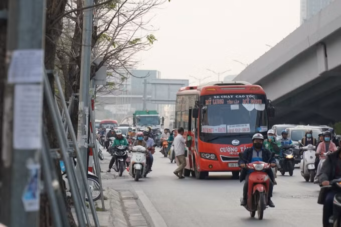 Tuy nhiên, tình trạng này vẫn tiếp tục được ghi nhận trong những ngày cuối năm. Đây cũng chính là một trong những nguyên nhân gây ùn tắc giao thông trên một số tuyến đường trọng điểm của thủ đô.