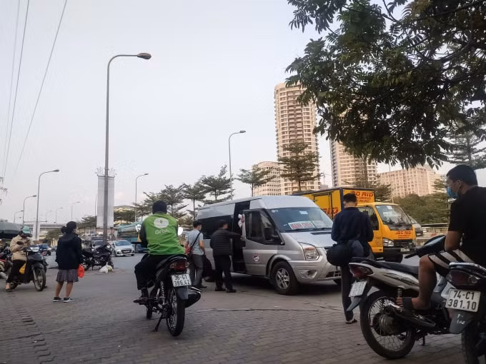 Theo quy định nêu trong Nghị định số 100, hành vi điều khiển xe chạy dưới tốc độ cho phép trên nhưng đoạn đường bộ có quy định tốc độ tối thiểu cho phép sẽ bị xử lý phạt tiền từ 800 nghìn - 1 triệu đồng. Thêm vào đó, hành vi dừng, đỗ không đúng nơi qui định bị phạt từ 400 nghìn - 600 nghìn đồng