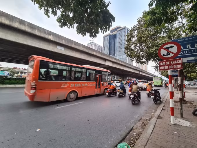 Nhiều xe khách còn ngang nhiên “ngó lơ” biển cấm dừng đỗ. Đáng chú ý, tình trạng này đã diễn ra trong thời gian dài, trở thành một vấn nạn nhức nhối mà chưa có biện pháp giải quyết triệt để.