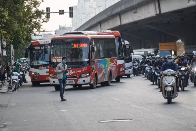 Vào giờ cao điểm, xe khách “rùa bò” đã gây cản trở cho các phương tiện đi trên đường.