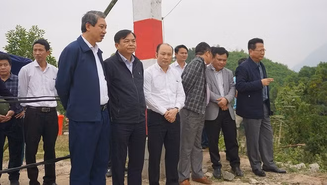 Thứ trưởng Bộ NN &PTNT Nguyễn Hoàng Hiệp (thứ 2 từ trái sang) kiểm tra hiện trường vụ vỡ kênh sáng 29/12. Ảnh: MH
