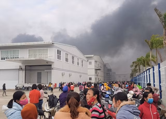 Nhiều công nhân đang làm việc được báo động có cháy đã chạy tán loạn thoát thân. Ảnh: dantri.com.vn
