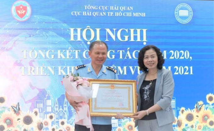 Thứ trưởng Bộ Tài chính Vũ Thị Mai trao bằng khen cho Cục trưởng Cục Hải quan TP.HCM Đinh Ngọc Thắng