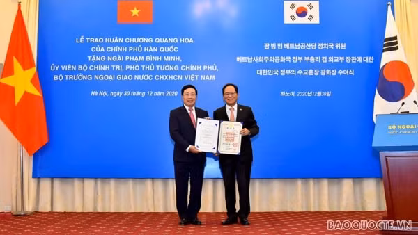 Phó Thủ tướng Phạm Bình Minh đón nhận Huân chương Quang Hoa của Chính phủ Hàn Quốc. Ảnh: baoquocte.vn
