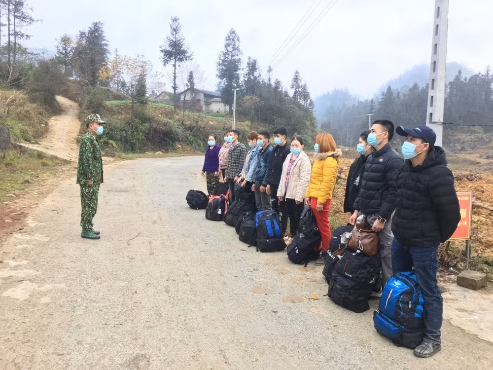 Một nhóm người nhập cảnh trái phép bị phát hiện.