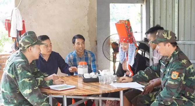 CBCS Biên phòng cửa khẩu Bình Liêu tuyên truyền cho người dân không XNC trái phép tại thôn Phai Lầu (huyện Bình Liêu). Ảnh: Minh Đức.