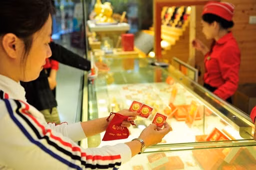 Những người mua vàng ngày Vía Thần tài từ đầu năm, bán vào thời điểm này sẽ có lãi gần 12 triệu đồng mỗi lượng. Ảnh: TL.