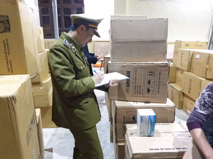 Lực lượng chức năng tiến hành kiểm đếm, lập biên bản vi phạm. Ảnh: TL.