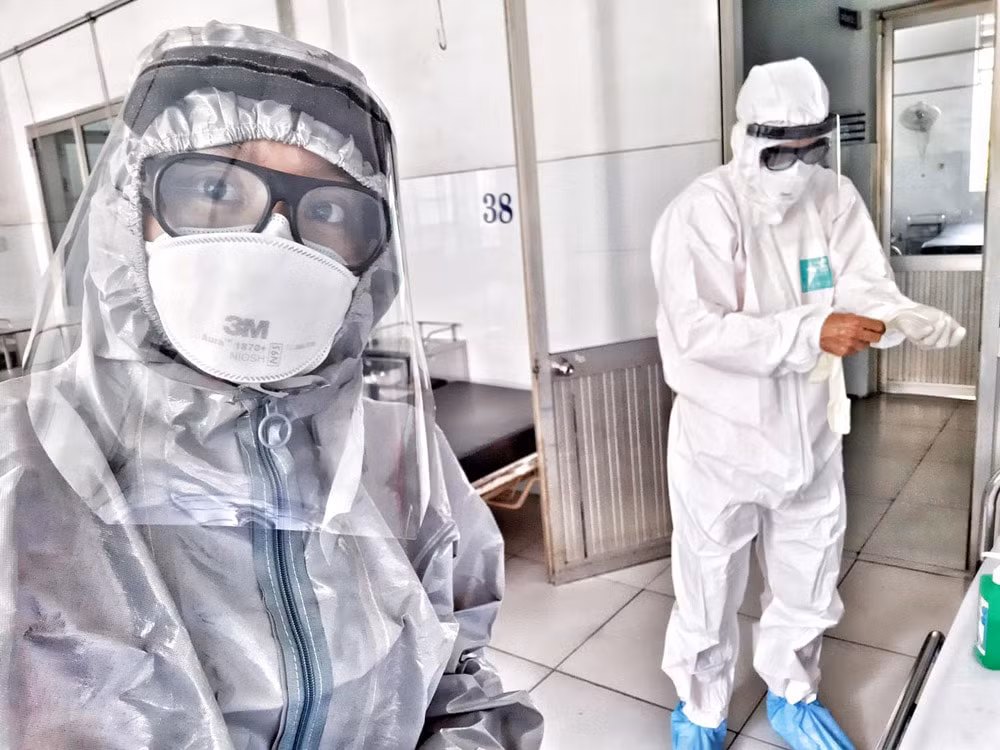 Phóng viên ảnh Duyên Phan tác nghiệp tại Bệnh viện Chợ Rẫy.