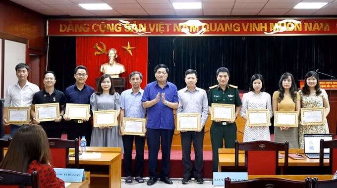 Đồng chí Trần Doãn Tiến trao tặng giấy khen cho 15 cá nhân có nhiều thành tích trong tổ chức 2 Cuộc thi. ảnh: Minh Khuê