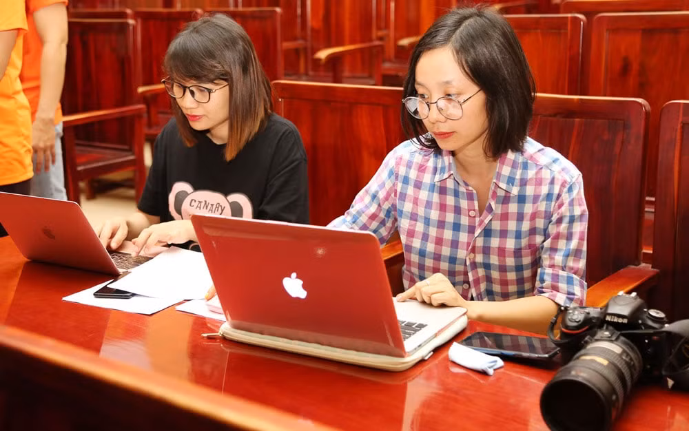 Phóng viên ảnh Duyên Phan (phải) Báo Tuổi Trẻ trong một lần đi tác nghiệp.