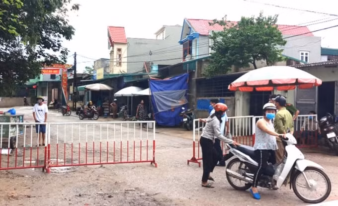 Thành phố Sầm Sơn phong tỏa phố Nam Bắc, phường Quảng Vinh, thành phố Sầm Sơn vì nghi có ca nhiễm COVID-19. Ảnh: ĐẶNG TRUNG