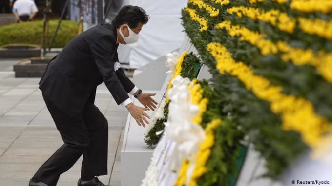 Thủ tướng Nhật Bản Shinzo Abe đặt vòng hoa tại đài tưởng niệm các nạn nhân của vụ ném bom nguyên tử xuống Hiroshima - Ảnh: Reuters/Kyodo