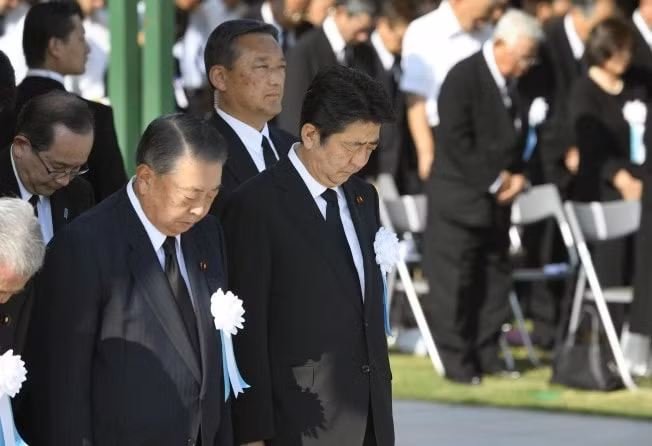 Thủ tướng Nhật Bản Shinzo Abe và thị trưởng Kazumi Matsui tại Lễ tưởng niệm các nạn nhân của vụ ném bom hạt nhân xuống thành phố Hiroshima ngày 6/8/1945 - Ảnh: AFP
