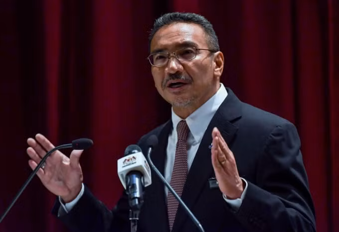Bộ trưởng Ngoại giao Hishammuddin Hussein kêu gọi ASEAN đoàn kết, tránh bị lôi kéo vào cuộc tranh cãi giữa các siêu cường - Ảnh: Reuters
