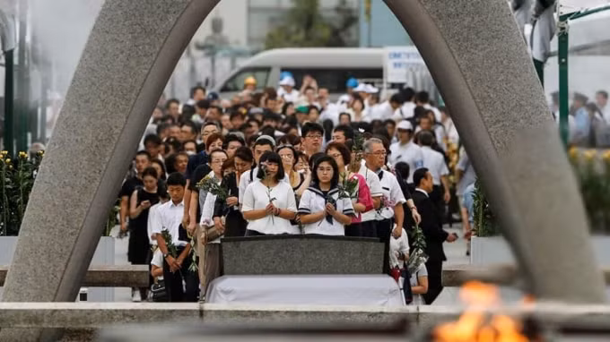 Thế hệ trẻ Nhật bản tưởng niệm các nạn nhân của vụ ném bom nguyên tử xuống Hiroshima - Ảnh: Kydodo