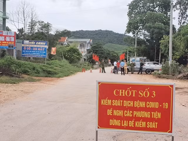 Một điểm chốt chặn phong tỏa khu vực có người dương tính với SARS-CoV-2 ở xã Yên Định
