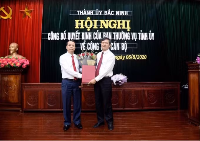 Đồng chí Nguyễn Quốc Chung, Phó bí thư Tỉnh ủy, Chủ tịch HĐND tỉnh trao trao quyết định cho đồng chí Tạ Đăng Đoan. (Ảnh Minh Hằng)