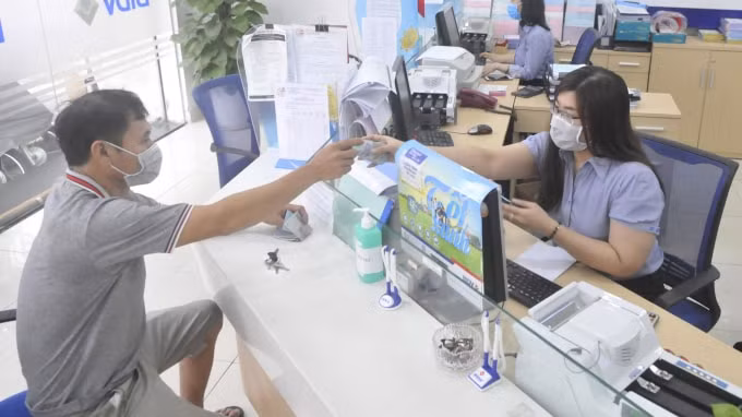 Dịch Covid–19 trở lại lần này được các chuyên gia dự báo sẽ khiến ngành ngân hàng - vốn là xương sống của nền kinh tế gặp cú “đá kép”.