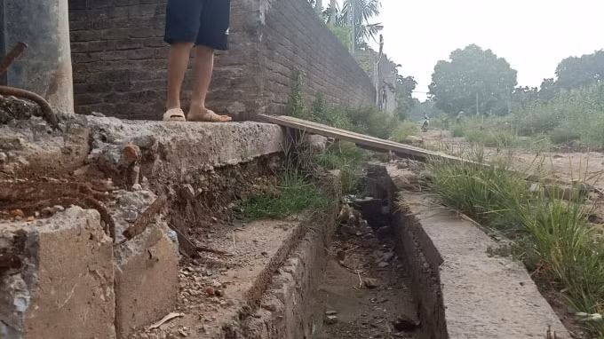 Dự án đường được thiết kế không căn cứ theo thực tế dẫn đến cao độ đường thấp dễ bị ngập lụt vào mùa mưa lũ.