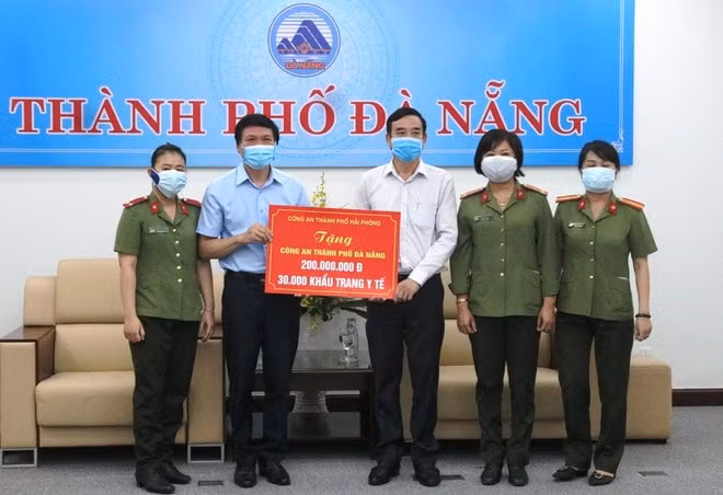 TP.Đà Nẵng tiếp nhận số tiền ủng hộ của Công an TP.Hải Phòng góp phần chống dịch Covid-19. Ảnh: internet.