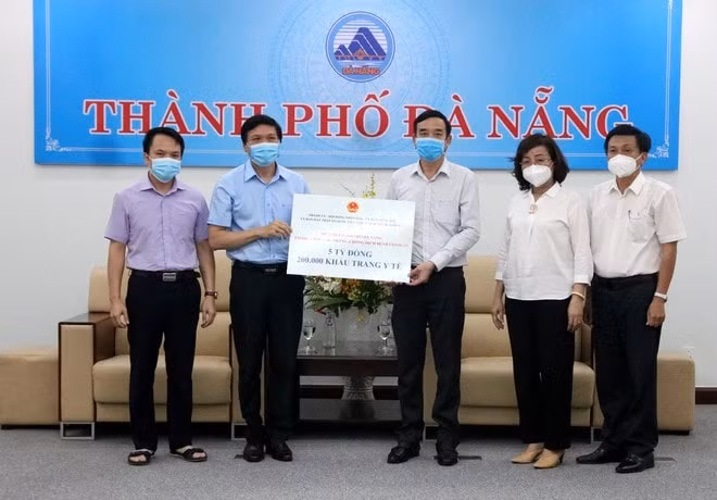 TP.Hải Phòng (bên trái) trao số tiền 5 tỉ đồng hỗ trợ Đà Nẵng chống dịch Covid-19. Ảnh: internet.