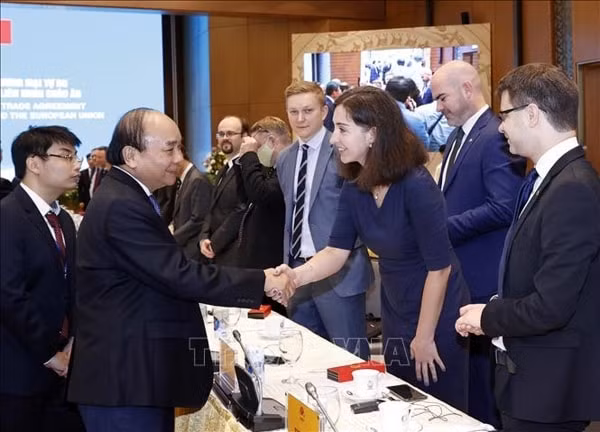 Thủ tướng Nguyễn Xuân Phúc với các đại biểu. Ảnh: TTXVN