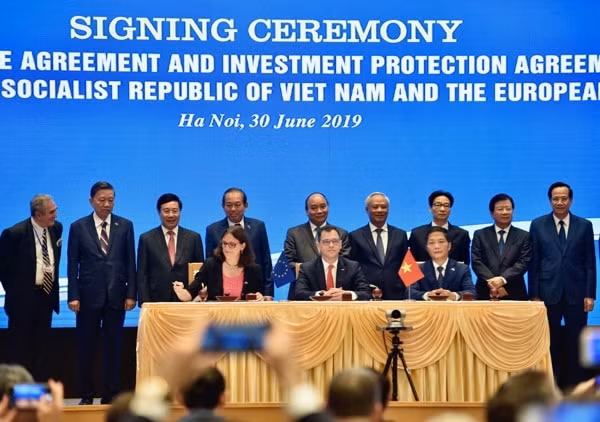 Thủ tướng Nguyễn Xuân Phúc chứng kiến lễ ký kết Hiệp định Thương mại tự do Việt Nam - EU (EVFTA), tháng 6/2019. Ảnh: VGP.