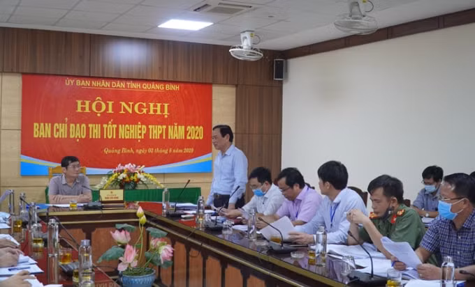 Lãnh đạo Sở GD-ĐT Quảng Bình lên các phương án tổ chức Kỳ thi tốt nghiệp THPT năm 2020 trước Ban Chỉ đạo thi tỉnh. Ảnh: N.Hà