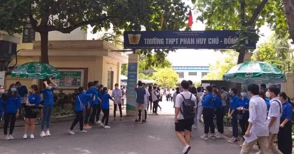 Sự có mặt của các thanh niên tình nguyện là sự động viên khích lệ lớn đối với thí sinh (ảnh Minh Triết).