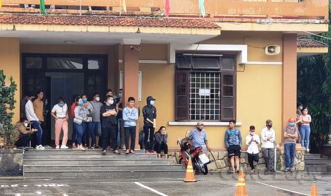 Rất đông học viên tham gia thi sát hạch, bất chấp chỉ đạo của ông Phan Ngọc Thọ, Chủ tịch UBND tỉnh Thừa Thiên Huế (Ảnh: Cái Văn Long).