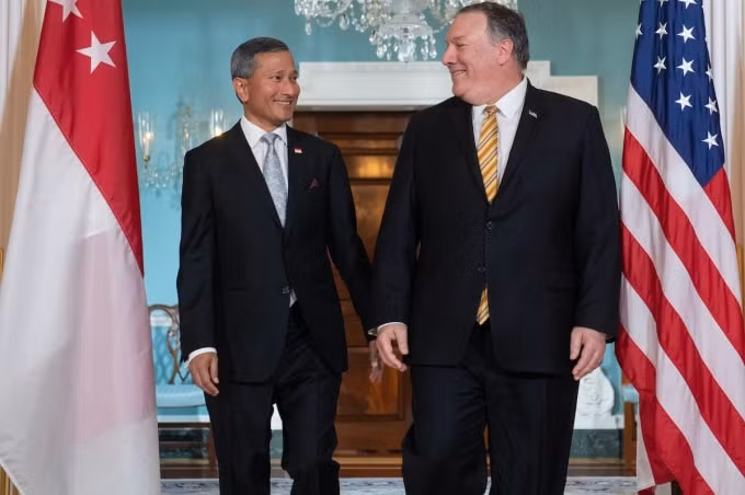 Ngoại trưởng Mỹ Mike Pompeo và Bộ trưởng Ngoại giao Singapore Vivian Balakrishnan, bên ủng hộ các tuyên bố của Mỹ về Biển Đông - Ảnh: AFP / Saul Loeb