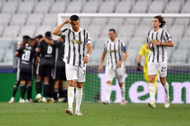 Ronaldo tuy xô ngã được kỷ lục tồn tại 94 năm ở Juventus, nhưng đây lại là ngày buồn với anh. Ảnh: internet.
