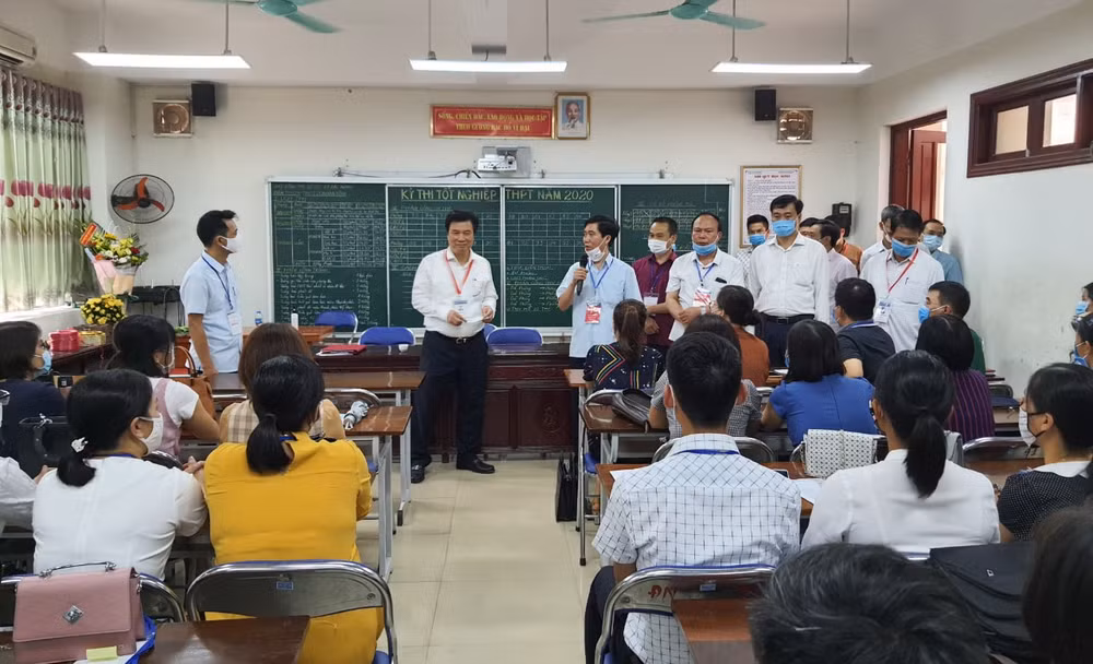 Thứ trưởng Nguyễn Hữu Độ trao đổi với cán bộ làm công tác thi. Ảnh: internet.