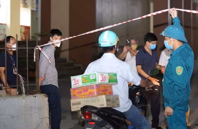 Người dân chuẩn bị lương thực cho những ngày chống dịch. Ảnh: internet.