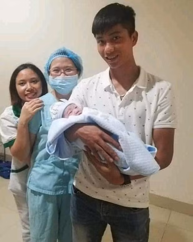 Văn Đức nở nụ cười rạng rỡ khi đón bé Dâu Tây chào đời. Ảnh: internet.