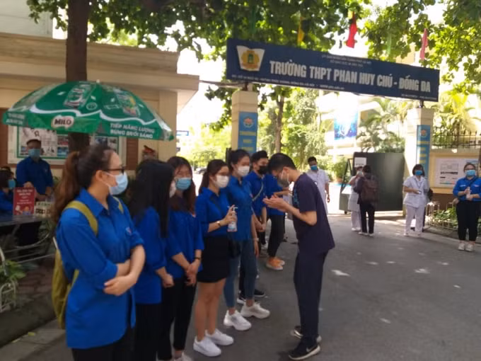 Sinh viên tình nguyện hỗ trợ các thí sinh rửa tay sát khuẩn (ảnh Minh Triết).