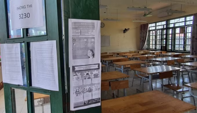 Các phòng thi tại địa điểm thi THPT Đại Mỗ, Hà Nội đã được bố trí giãn cách theo quy định (ảnh TL).