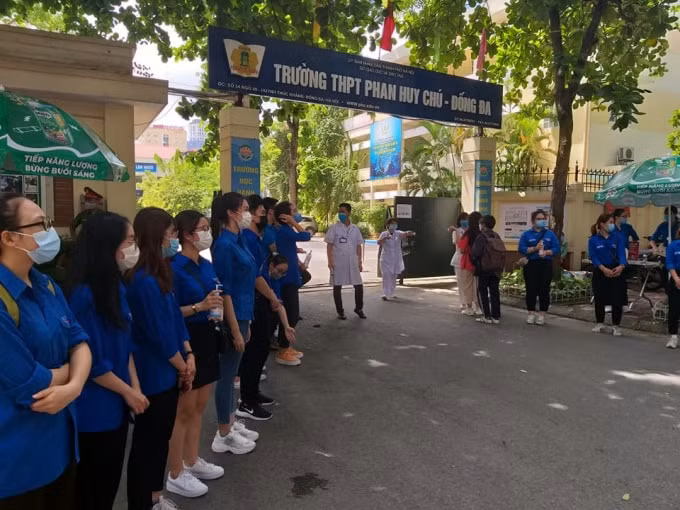 Đội sinh viên tình nguyện sẽ túc trực trước địa điểm thi suốt 3 ngày thi để hỗ trợ thí sinh (ảnh Minh Triết).