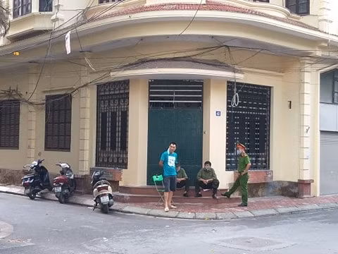 Vẫn còn tình trạng đeo khẩu trang không đúng quy định (ảnh Minh Triết).