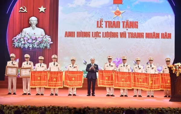 Thủ tướng Nguyễn Xuân Phúc trao danh hiệu “Anh hùng Lực lượng vũ trang nhân dân” cho các cán bộ, chiến sĩ CAND. Ảnh: VGP