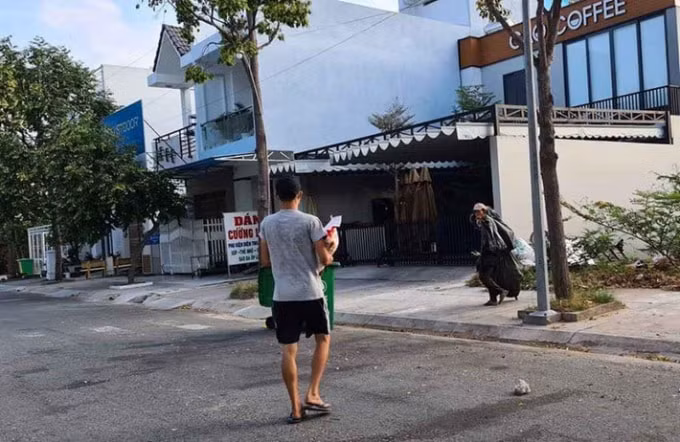 Hành động tặng đồ của chàng trai và lời từ chối của người bán ve chai khiến nhiều người không khỏi suy ngẫm về câu chuyện san sẻ và tình nghĩa giữa con người với nhau