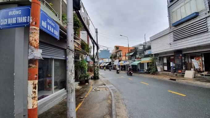 Nhiều cửa hàng dịch vụ trên đường Hồ Văn Đại đóng cửa. Ảnh: TL.