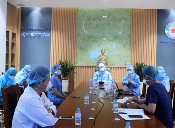 Ông Huỳnh Đức Thơ (ngồi giữa) kiểm tra BV Đà Nẵng. Ảnh: TL.