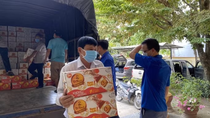 Trong nỗ lực đồng hành cùng chính quyền và người dân, 12.000 sản phẩm Trà Thanh Nhiệt Dr Thanh cũng đã nhanh chóng được gửi đến huyện Đại Lộc – Quảng Nam ngay trong sáng 4/8/2020.
