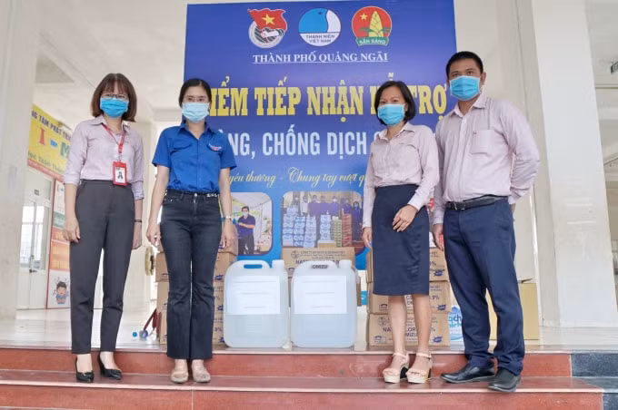 Đại diện BSR trao tặng tặng 50 lít dung dịch rửa tay khô, sát khuẩn tại điểm tiếp nhận Thành Đoàn Quảng Ngãi.